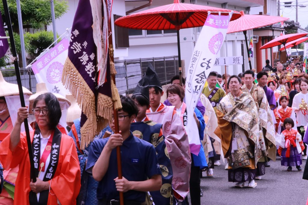 親から子へ、歴史をつなぐ。250名のお稚児さんが彩った真光寺の慶讃法要